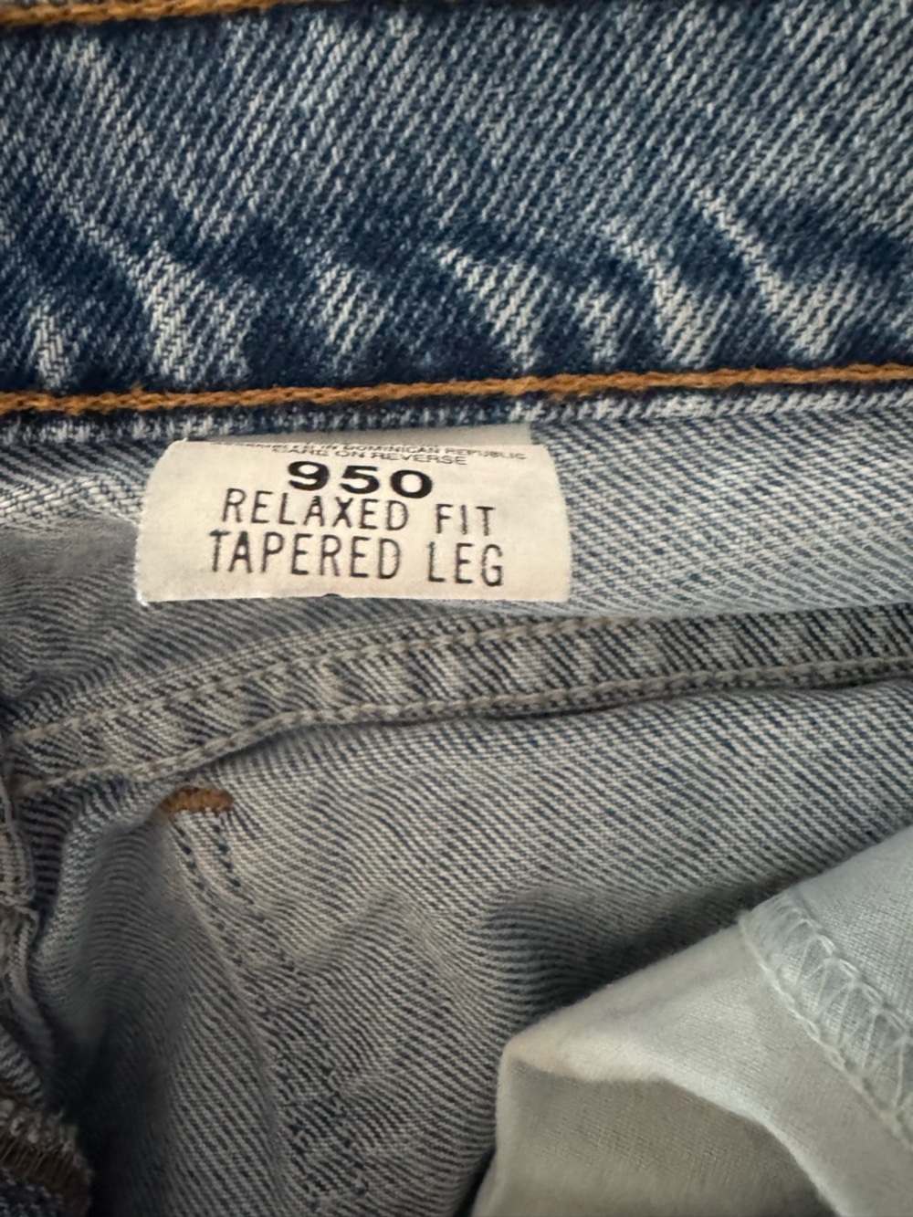 Vintage Levi’s 950 Relaxed Fit Tapered Leg - Picture 5 of 5